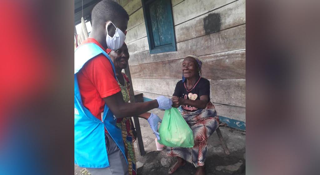 Tegen de pandemie: voedsel en maskers uitgedeeld aan de armste ouderen in Kivu (Democratische Republiek Congo)