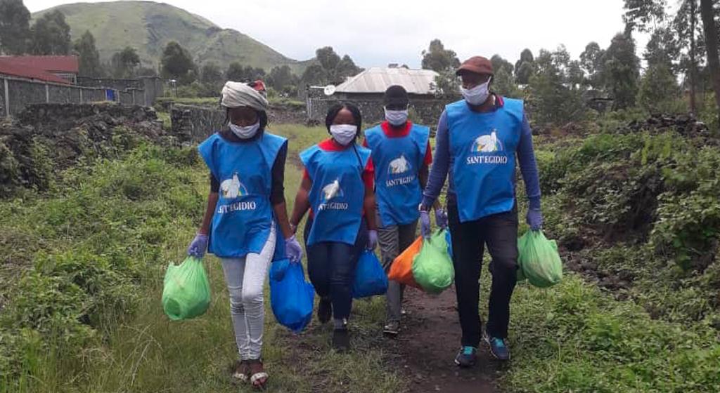 Tegen de pandemie: voedsel en maskers uitgedeeld aan de armste ouderen in Kivu (Democratische Republiek Congo)