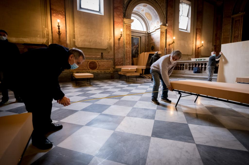 De kerk van San Calisto in Rome opent 's nachts de deuren voor daklozen. Laten we de laatsten niet vergeten in het hart van de pandemie