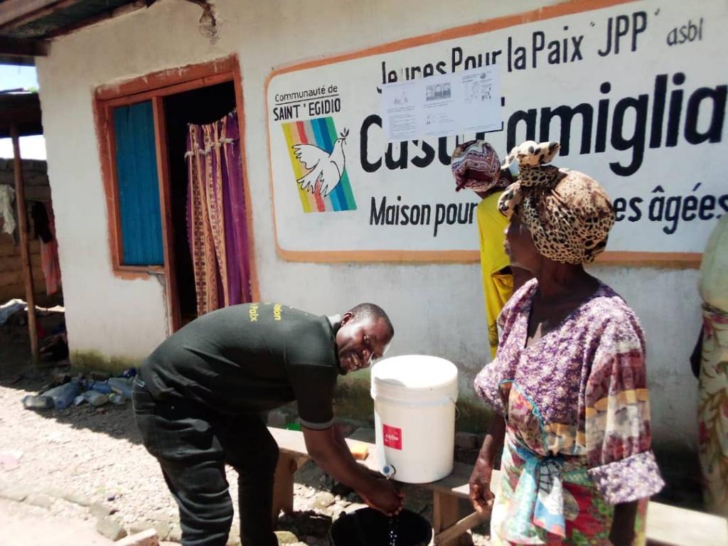 Tegen de pandemie: voedsel en maskers uitgedeeld aan de armste ouderen in Kivu (Democratische Republiek Congo)