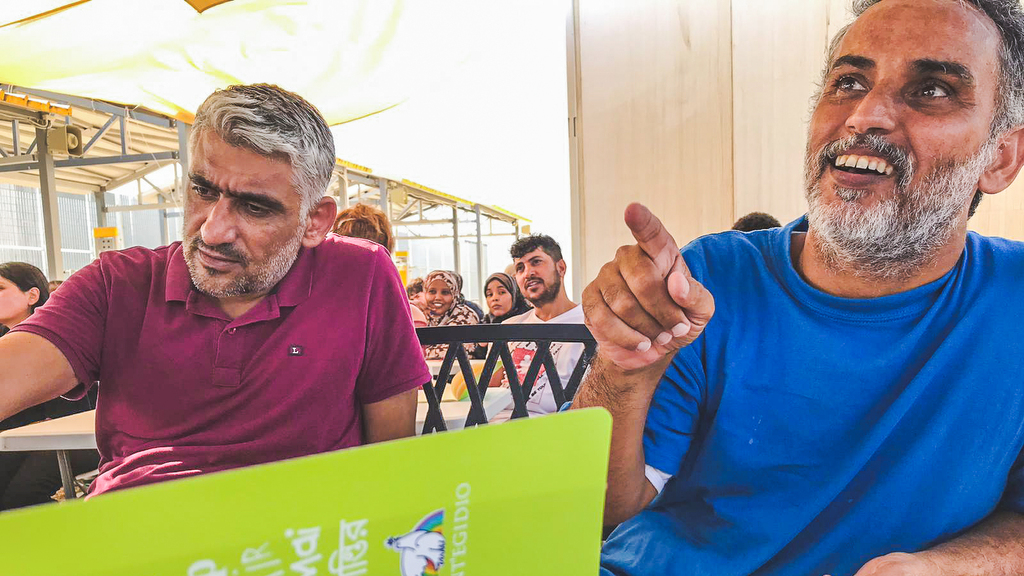 A Chypre, dans le camp de réfugiés de Pournara, l'école d'anglais est un lieu de rencontre entre des mondes différents. On y apprend aussi la langue de la paix