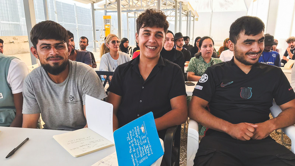 A Chypre, dans le camp de réfugiés de Pournara, l'école d'anglais est un lieu de rencontre entre des mondes différents. On y apprend aussi la langue de la paix