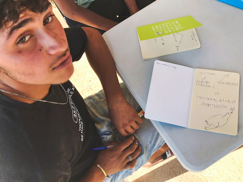 A Chypre, dans le camp de réfugiés de Pournara, l'école d'anglais est un lieu de rencontre entre des mondes différents. On y apprend aussi la langue de la paix