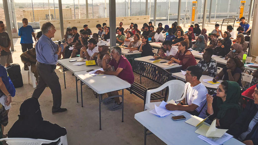 A Chypre, dans le camp de réfugiés de Pournara, l'école d'anglais est un lieu de rencontre entre des mondes différents. On y apprend aussi la langue de la paix
