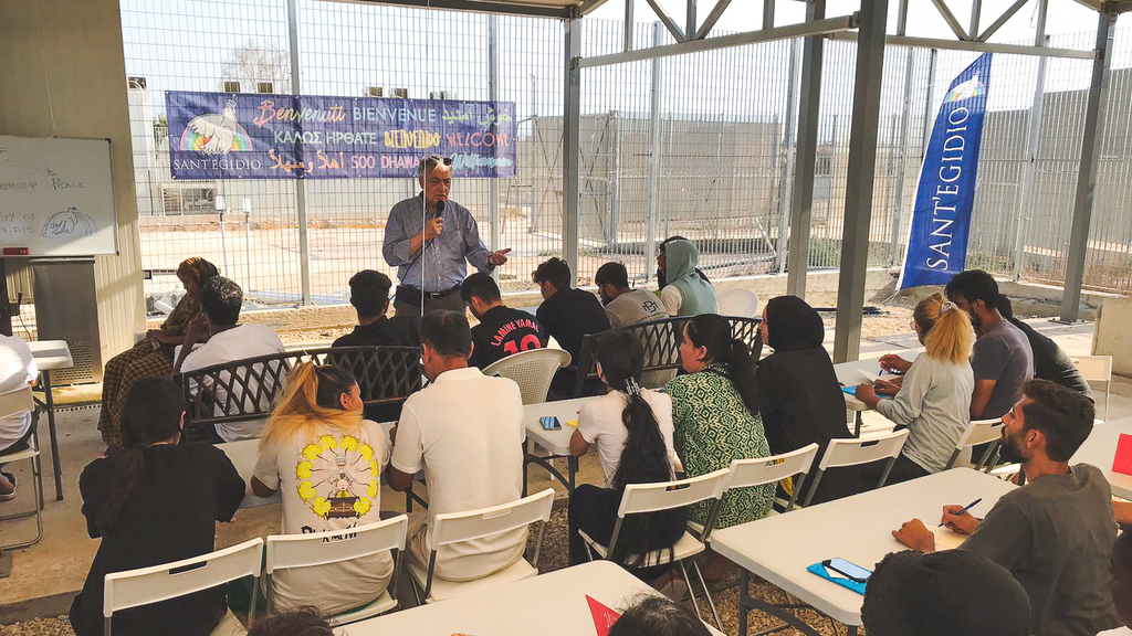 A Chypre, dans le camp de réfugiés de Pournara, l'école d'anglais est un lieu de rencontre entre des mondes différents. On y apprend aussi la langue de la paix