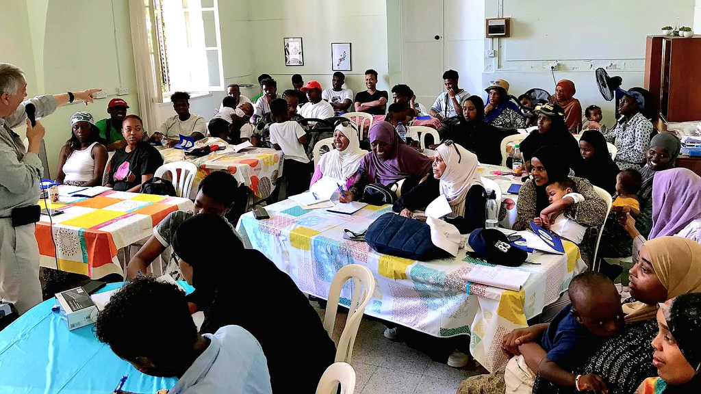 A Chypre, dans le camp de réfugiés de Pournara, l'école d'anglais est un lieu de rencontre entre des mondes différents. On y apprend aussi la langue de la paix