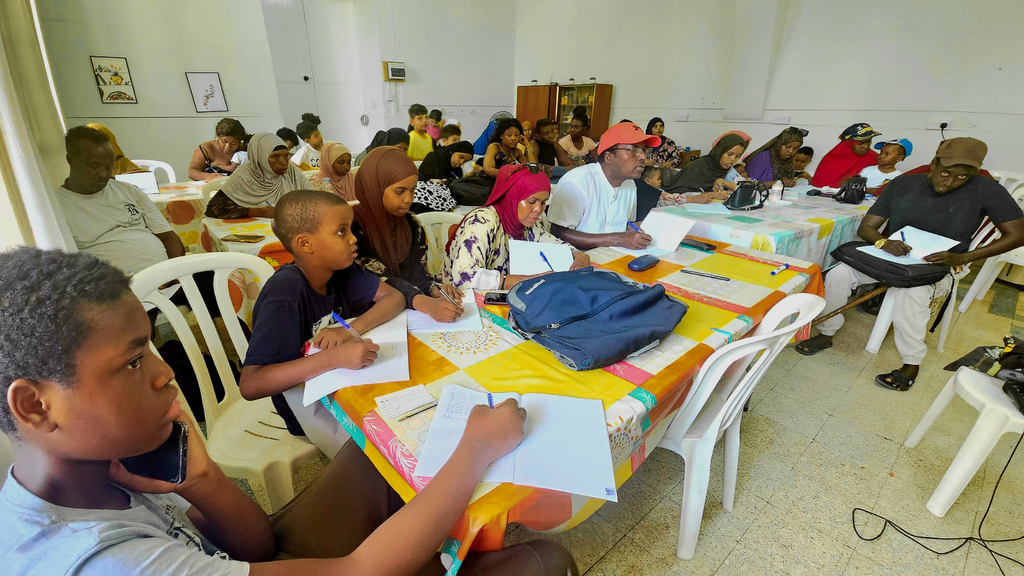 A Chypre, dans le camp de réfugiés de Pournara, l'école d'anglais est un lieu de rencontre entre des mondes différents. On y apprend aussi la langue de la paix