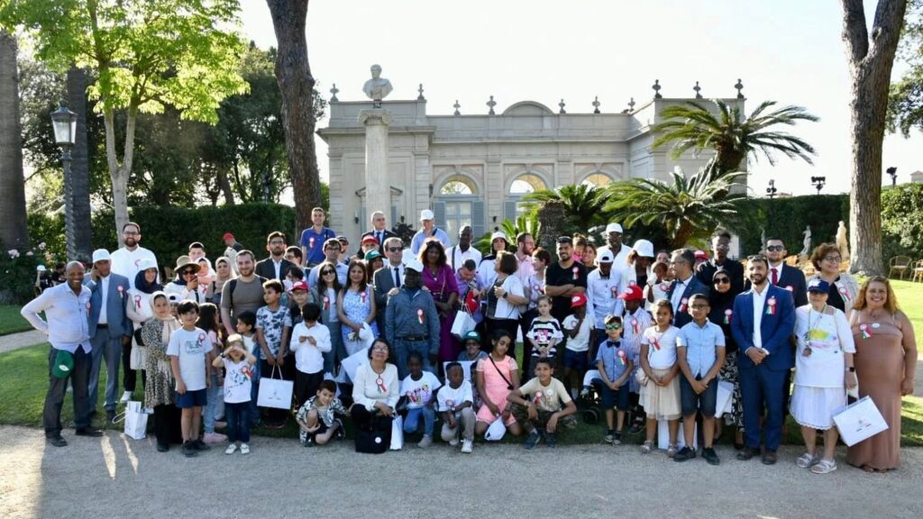 In occasione della festa della Repubblica, una delegazione di Sant’Egidio saluta il Presidente Mattarella ai giardini del Quirinale