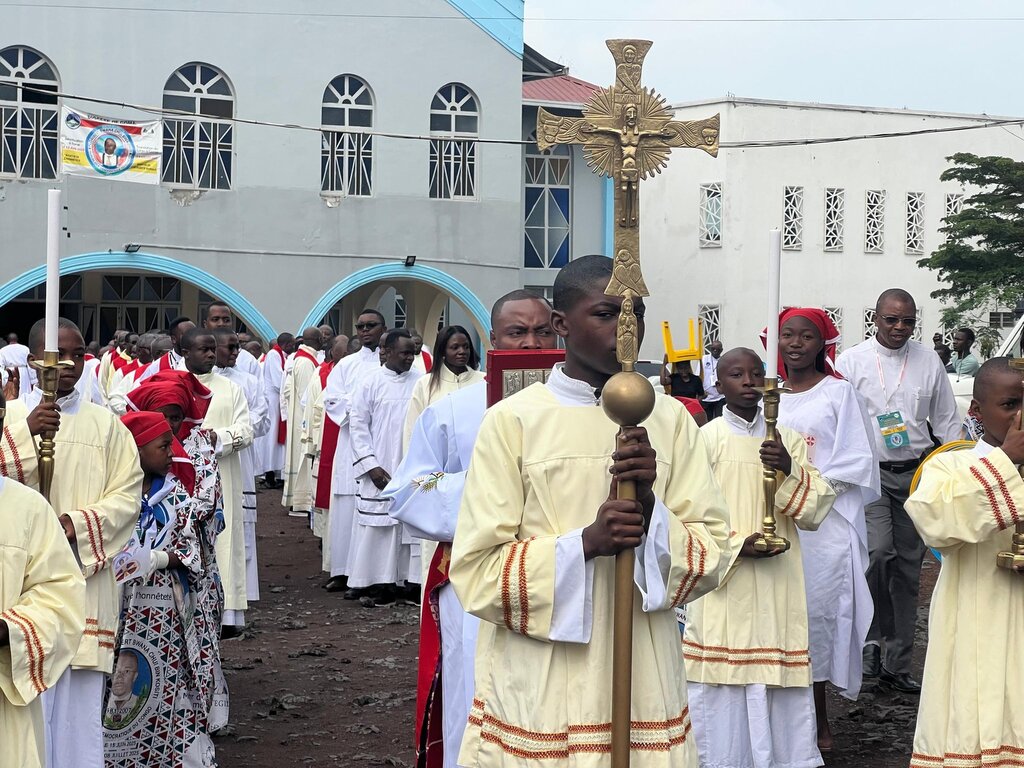En Goma miles de personas participaron en la liturgia en recuerdo del beato Floribert, que ahora reposa en una pequeña capilla dedicada a él en el santuario del Santísimo Sacramento