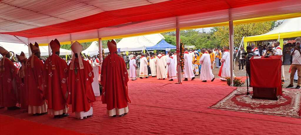 En Goma miles de personas participaron en la liturgia en recuerdo del beato Floribert, que ahora reposa en una pequeña capilla dedicada a él en el santuario del Santísimo Sacramento